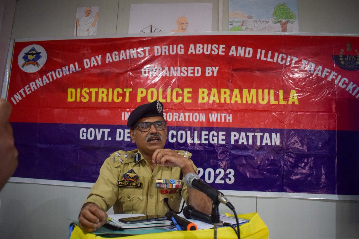 BaramullaPolice's tweet photo. Baramulla Police celebrated International Day against Drug Abuse and Illicit Trafficking at Govt Degree College Pattan; DIG NKR Baramulla presided over the occasion.
#SayNoToDrugs
@JmuKmrPolice
@KashmirPolice
@DIGBaramulla 
@DCBaramulla 
@Amod_India 
@DivyaDev_ips https://t.co/lF0guYPrzi