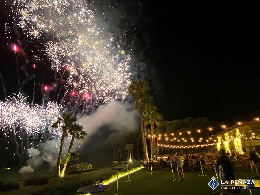 GolfLaPenaza's tweet photo. #50Aniversario Una noche de destellos 🎆 https://t.co/CXb3Q9KFLf https://t.co/b7ipRKbCHQ