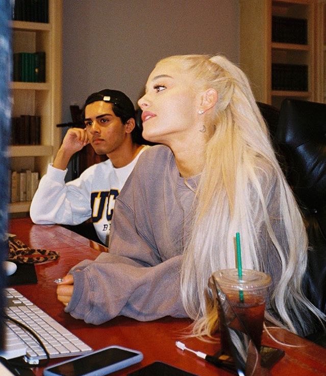 infoari's tweet photo. “Daqui a dez anos, eu gostaria de estar fazendo música e me divertindo, terei 30 anos. Eu não sei. Talvez, casada e feliz” — Ariana Grande (2013) https://t.co/sh7YfrVXtF