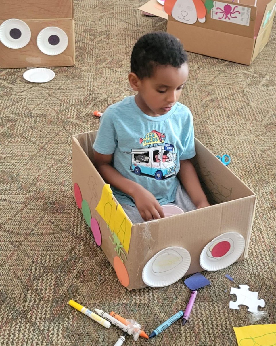 cobblibrary's tweet photo. #PowderSpringsLibrary held a #DriveInMovie for kids! Kids created a car out of a cardboard box. They used construction paper, die cuts, paper plates, and various other materials to decorate their car. Then they hopped in and watched a movie! https://t.co/2bCUViSFwl