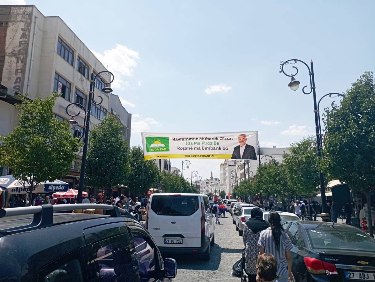 Genel başkanımız Sn. Zekeriya Yapıcıoğlu’nun Türkçe, Kürtçe ve Zazaca olarak paylaştığı bayram mesajının yazılı olduğu afişleri ilçemizin merkezi yerlerine astık. 

Kurban bayramımız şimdiden mübarek olsun. 

#HÜDAPAR
#Bayramımızmübarekolsun
#İdamepirozbe
#Roşanémebimbarekbo