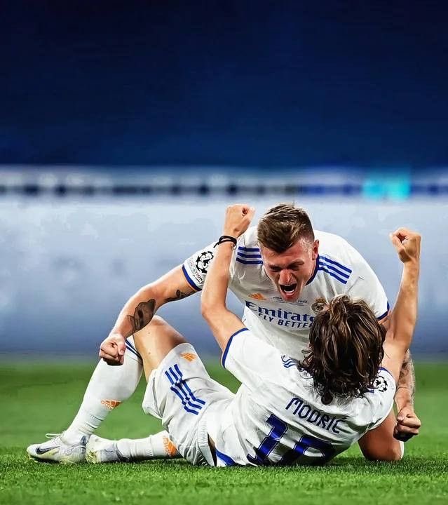 XavsFutbol's tweet photo. One more year of Modric and Kroos together. Their presence, mentoring what is probably our most stacked midfield ever, will be a huge factor in how this team shapes up for the next decade. Enjoy it while it lasts - two of the best midfielders ever. https://t.co/oyuQp49u6F
