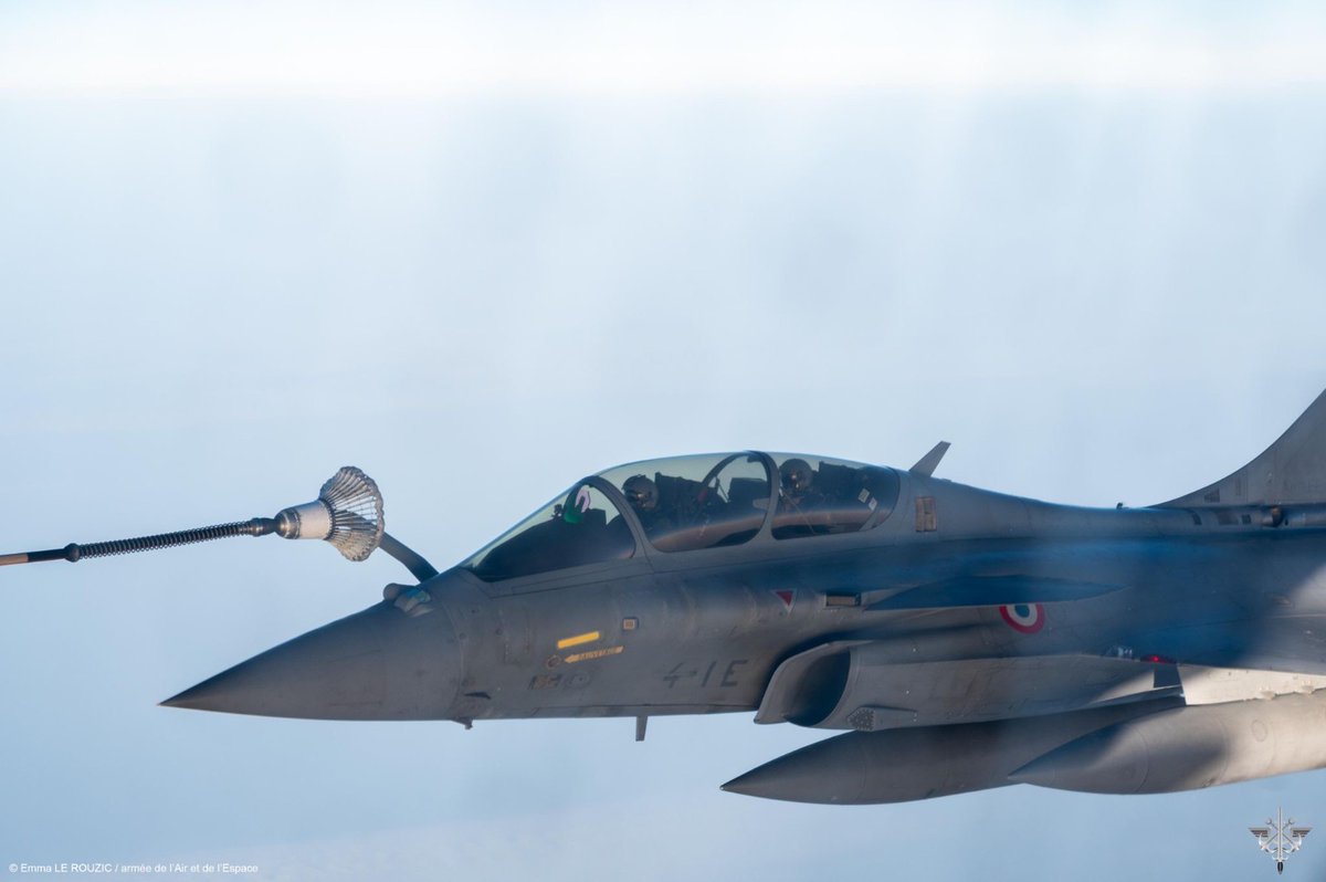 EtatMajorFR's tweet image. #PEGASE23 | After a stop in UAE 🇦🇪, 6 Rafale, 3 MRTT Phénix and 2 A400M Atlas landed in 🇸🇬. 
At the same time, 4 Rafale, 2 MRTT Phénix and 1 A400M Atlas landed in 🇲🇾 #cooperation
➡️ #Reactivity and #projection of @Armee_de_lair at 11,000km in 30 hours.