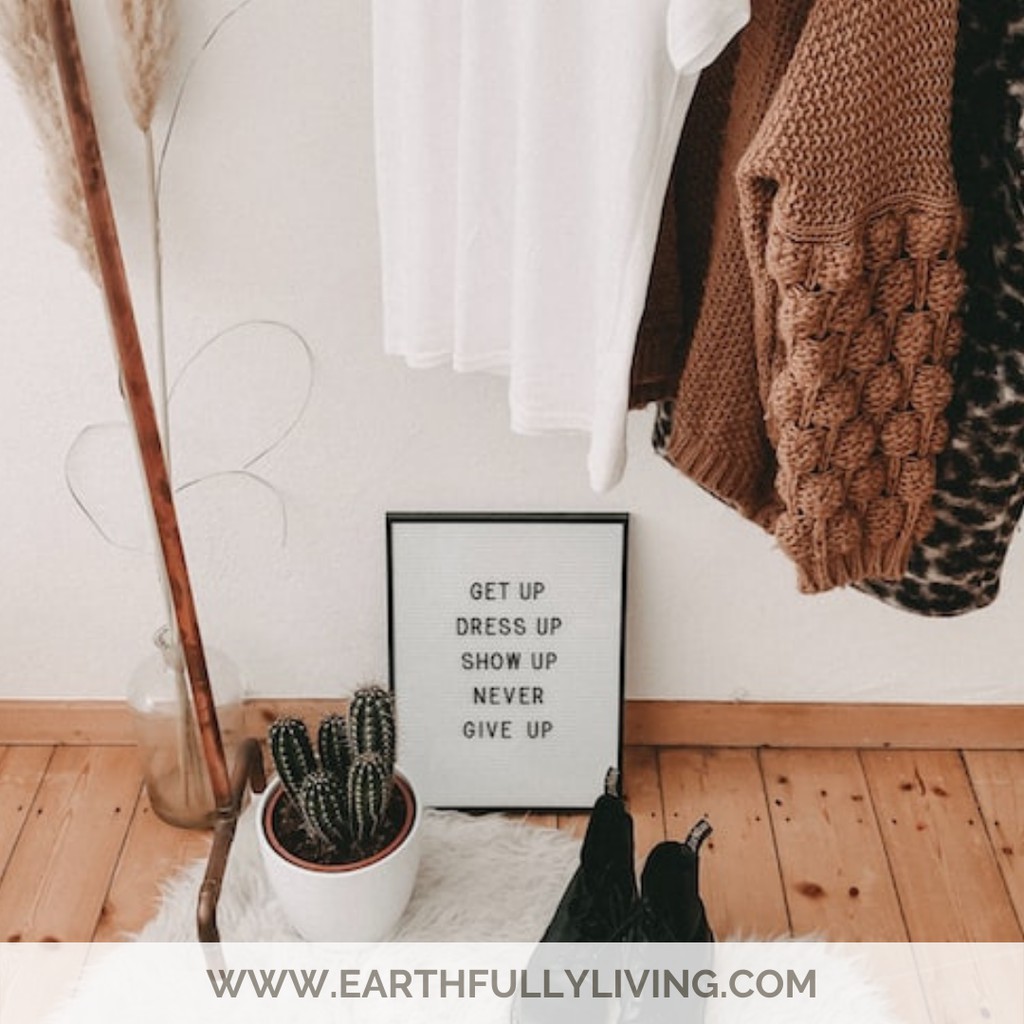 Little changes like selling clothes that don't fit, wearing a shirt many times and buying eco-friendly or second-hand fashion items can go a long way in making fashion a tool for global change. Learn how to create a minimalist capsule wardrobe this winter!
lttr.ai/ADRLt