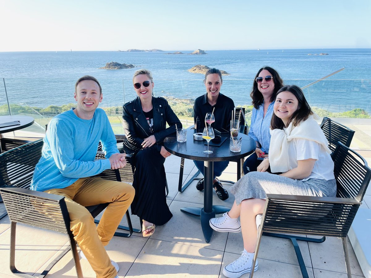 Semaine dernière, nous avons fait une pause de 24h ⏱️
🤗 24h pr se retrouver tous les ✋🏻 
📈24h pr échanger sur les résultats (bons 🥂)
🍽 24h pr ripailler autour d’une table généreuse 
🧖🏻‍♀️🧖🏼 24h pr prendre soin de nous
🔭 24h pr voir ensemble plus loin 
#onnestpasbeauxla #rp #com