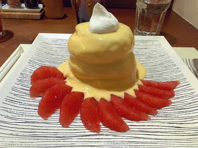 出たら勢いで浅草行って、ずっと食べてみたかった🥞(今回は柑橘×カスタード)食べて、好きな芋🍠買って、もんじゃ食べた✌️あと、誕生日のハンドクリームも買った、たのしかったです☺️ 
