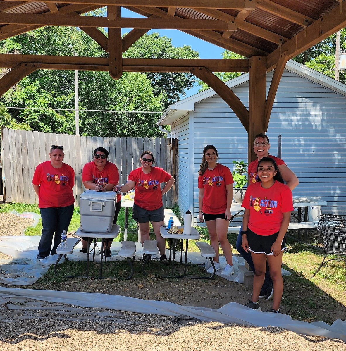 UnitedWayMoKan's tweet photo. More photos from the 2023 United Way #DayOfAction on Friday. Thank you to volunteers from @pittstate for rolling up their sleeves and doing some landscaping at Safehouse Crisis Center, Inc. in Pittsburg.
#GorillasAtWork
#LIVEUNITED
#Community https://t.co/96SWEqGu38