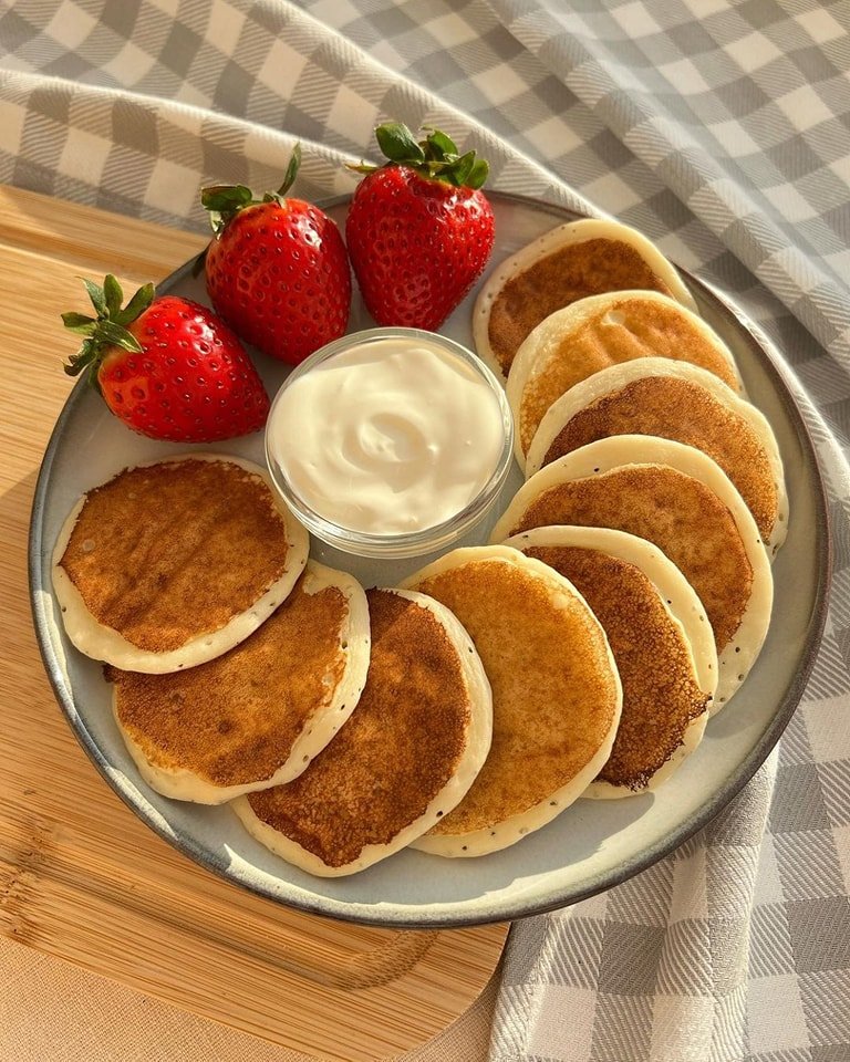 fluffy pancakes and strawberries