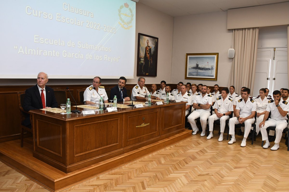 SAESoficial's tweet photo. 🇪🇸 La Escuela de #Submarinos de la @Armada_esp  celebró el viernes la clausura del curso académico 2022-23 en #Cartagena. Adolfo Hernández, adjunto a Presidencia, asistió al evento que fue presidido por el Almirante Jefe del #Arsenal Militar (#ALACART), Pedro Luis de la Puente. https://t.co/1uxGdI2v78