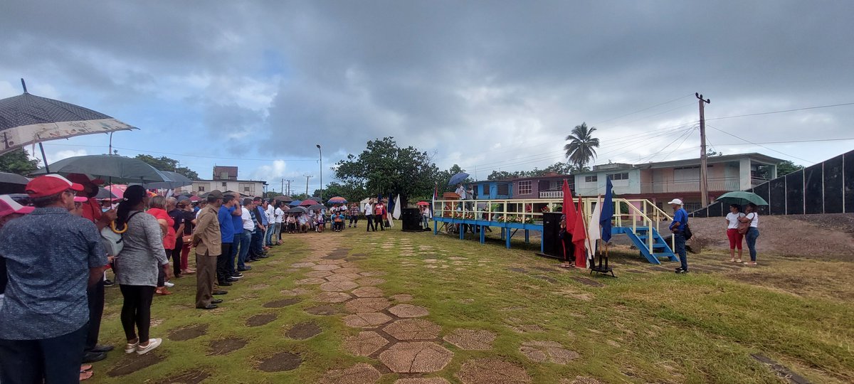 La lluvia también llegó para rendir homenaje en el 65 aniversario de la Segunda Toma de #Moa donde perdiera la vida el Teniente Pedro Sotto Alba, expedicionario del Yate Granma, combatiente de la Sierra Maestra y fundador del Segundo Frente Oriental 'Frank País'
#CubaVive