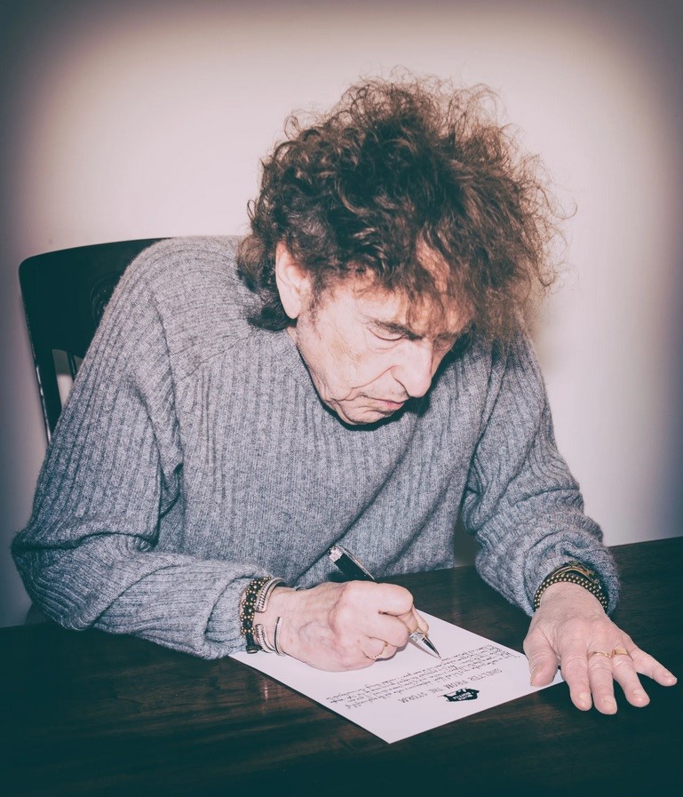 Bob Dylan writes down the lyrics for 'Shelter from the Storm' for the exhibition “Mondo Scripto” at Halcyon Gallery, London, 2018. 📸: Halcyon Gallery. #BobDylan #Dylan