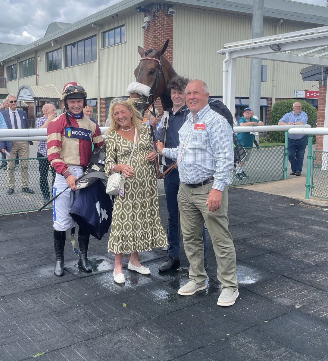 wgreatrexracing's tweet photo. LINE OF DESCENT flies home to WIN the 1.55pm Prestige Safety Handicap Chase @Southwell_Races given a really strong ride from @Sean_Bowen_. Well done to owners Jim and Claire Ltd. Proudly sponsored by @1accountID https://t.co/IbPsAmFkNC
