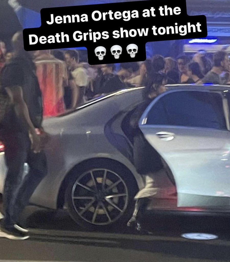 FOI VULTO! Jenna Ortega marcando presença no show da banda Death Grips.