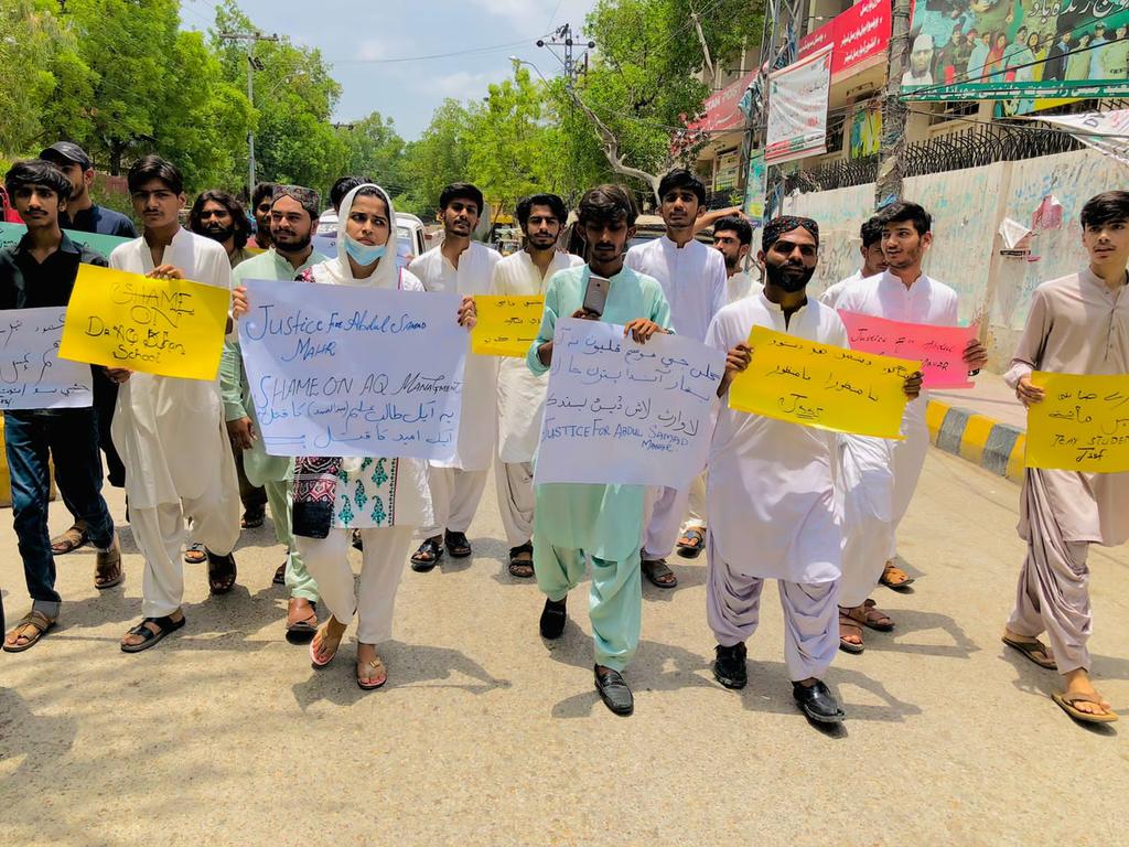 Sono_lohana's tweet photo. ماں باپ نے بیٹے کو ڈاکٹر بننے بیجھا تھا، اسکول انتظامیہ کے لباس میں لپٹے ان درندوں نے لاش گھر بھجوا دی۔ 
#JusticeForAbdulSamadMahar https://t.co/oEptmC6MxU