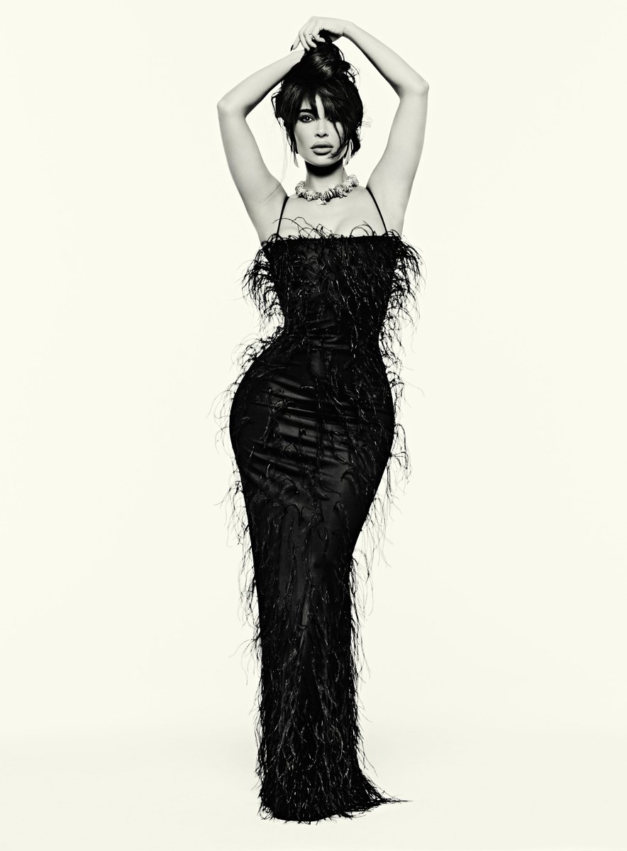 KimKardashian's tweet photo. VOGUE ITALIA 2023 https://t.co/yZDFbtT98z