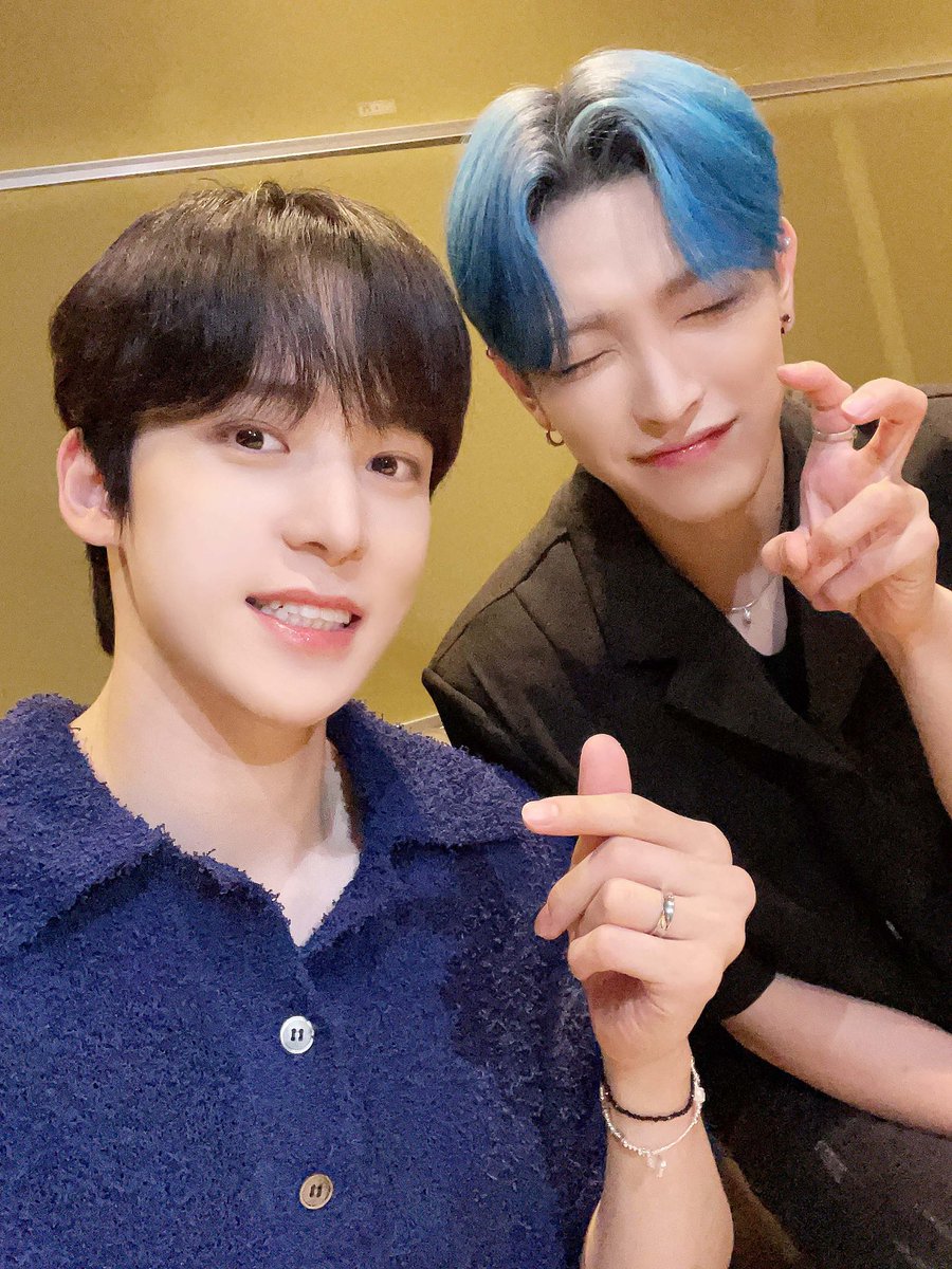 ATEEZofficial's tweet photo. [📷] '아이돌라디오' 홍중,윤호 DJ Behind Photo 
⠀
돌랑티니와 함께하는 
모든 날 모든 순간이
한 편의 영화🎬 같은 댕쭝디
오늘도 고마웠어요 잘자요🌙
⠀
#아이돌라디오 #ATEEZ #에이티즈 https://t.co/P4O4CPYaWT