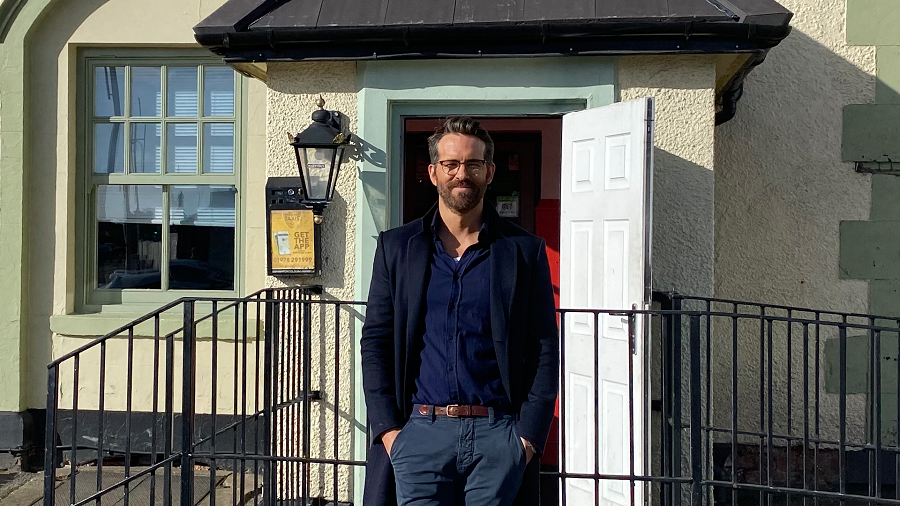 S4C Y Wasg/Press (@ywasgs4cpress) on Twitter photo 🏴🤝🇺🇸
Mae <a href="/S4C/">S4C 🏴</a> wedi arwyddo cytundeb masnachol gyda <a href="/VancityReynolds/">Ryan Reynolds</a>
6 awr yr wythnos o gynnwys Cymraeg ar sianel <a href="/MaximumEffort/">Maximum Effort</a>.
S4C have signed a commercial output deal with Ryan Reynolds.
6 hours a week of Welsh language content for Maximum Effort Channel. 🏴🤝🇺🇸
Mae <a href="/S4C/">S4C 🏴</a> wedi arwyddo cytundeb masnachol gyda <a href="/VancityReynolds/">Ryan Reynolds</a>
6 awr yr wythnos o gynnwys Cymraeg ar sianel <a href="/MaximumEffort/">Maximum Effort</a>.
S4C have signed a commercial output deal with Ryan Reynolds.
6 hours a week of Welsh language content for Maximum Effort Channel.