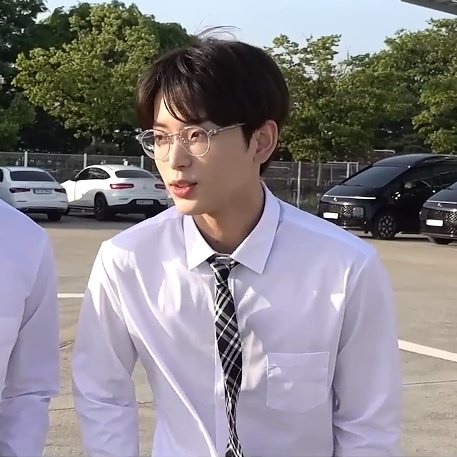 harua_feed's tweet photo. oh my god harua in specs 🫠 #andteam #harua #ハルア https://t.co/HrpU2aK0vg