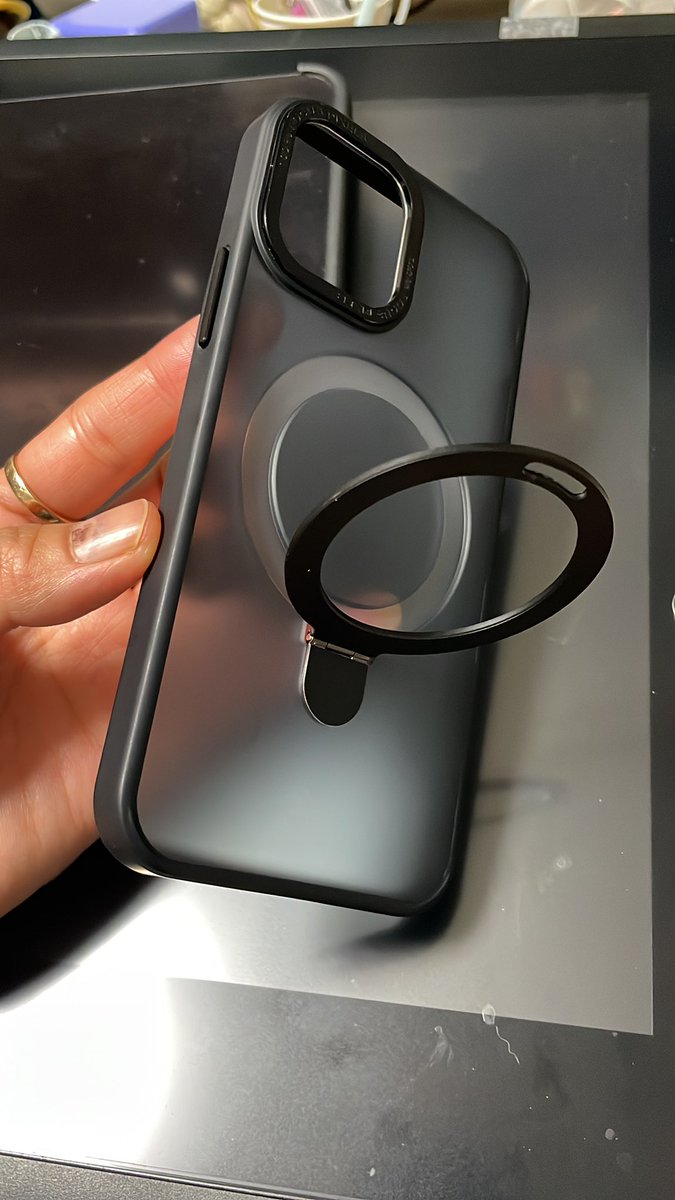 でもスマホケースは今日こういうのに変えました、Twitterはスマホたててやるから絶対に縦に立って欲しい https://t.co/kUF3EdGyvd