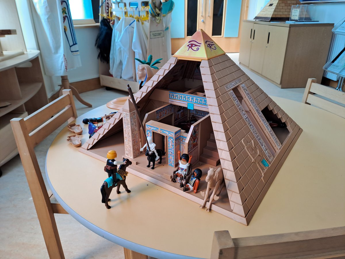 SUTranscription's tweet image. We had a fantastic morning @TheEgyptCentre for an object handling session. Hannah was so knowledgeable yet presented the information in a really gentle and relatable way. It was fascinating! We highly recommend. Very lucky to have this on campus @SwanseaUni 🏺🧤