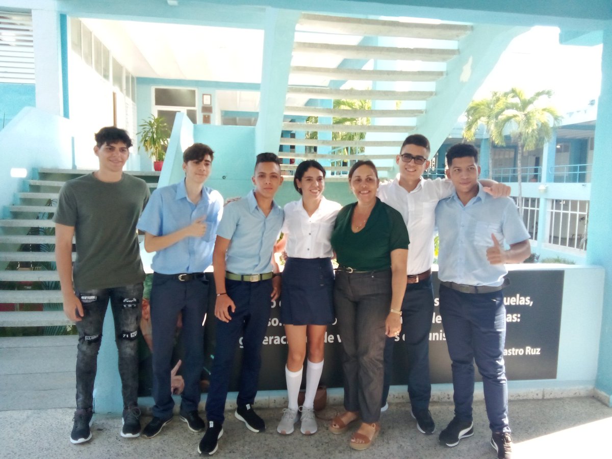 Con  la alegría que caracteriza a los jóvenes de nuestra Gran Casa Azul se despiden los estudiantes de la preselección nacional que participarán en la segunda etapa de preparación, junto a ellos sus familias y profesores.
#CubaMined #PinardelRío #EducarConAmor