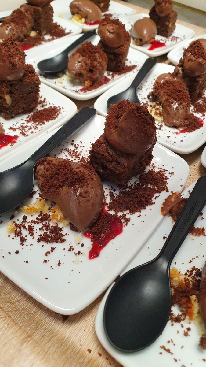 Sharma_Catering's tweet photo. Los lunes golosos son menos lunes 🙌🏼

Os compartimos estas fotos de algunos de nuestros postres de chocolate 🍫

📷Suaves trufas, deliciosos brownies... cada bocado es una delicia. Y tú, ¿como vas a endulzar tu día? 😋

#sharmacatering https://t.co/TPA5PeprN5