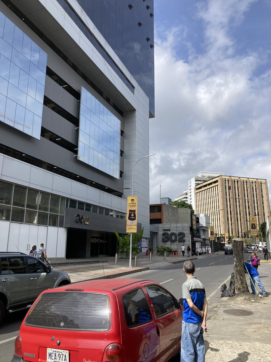 PlantadosCCS's tweet image. El panorama actual de #LasMercedes:
—más torres de arquitectura genérica de lujo, con fachadas de muro cortina, y menos edificaciones patrimoniales.
—menos árboles (hasta falsificación de estos con palmeras plásticas)
—aceras como estacionamiento.

Tocará revertir este desastre.