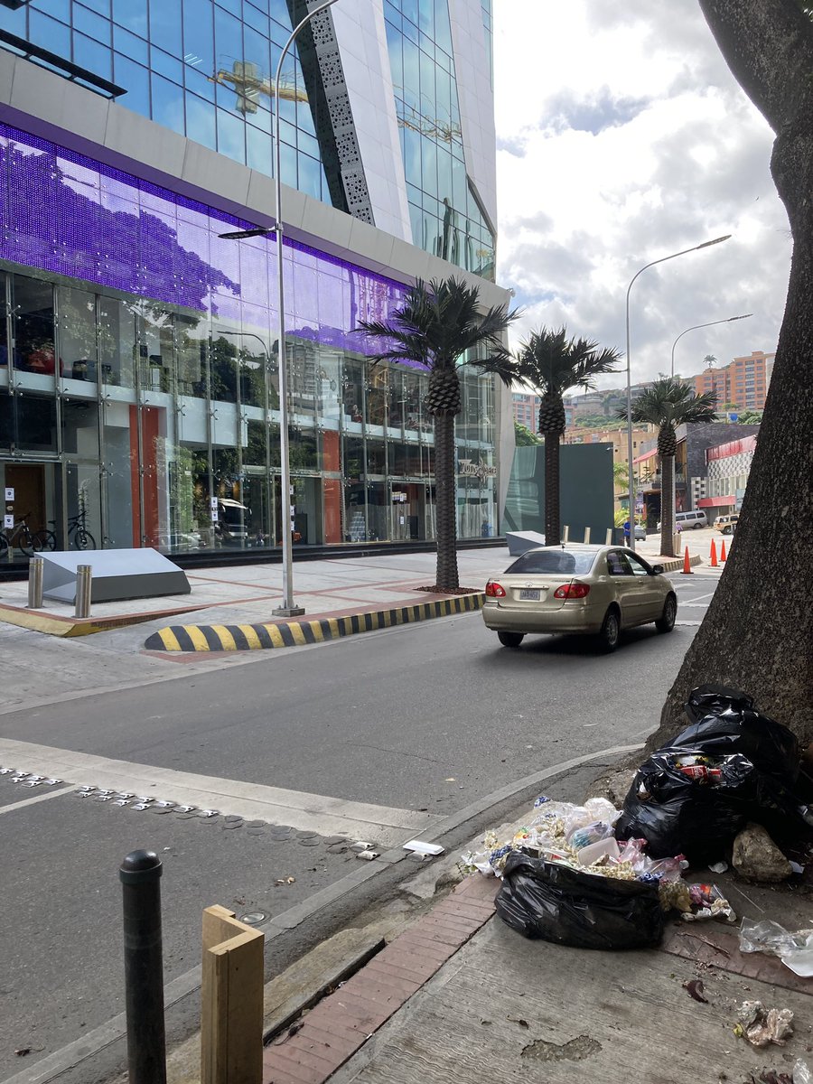 PlantadosCCS's tweet image. El panorama actual de #LasMercedes:
—más torres de arquitectura genérica de lujo, con fachadas de muro cortina, y menos edificaciones patrimoniales.
—menos árboles (hasta falsificación de estos con palmeras plásticas)
—aceras como estacionamiento.

Tocará revertir este desastre.