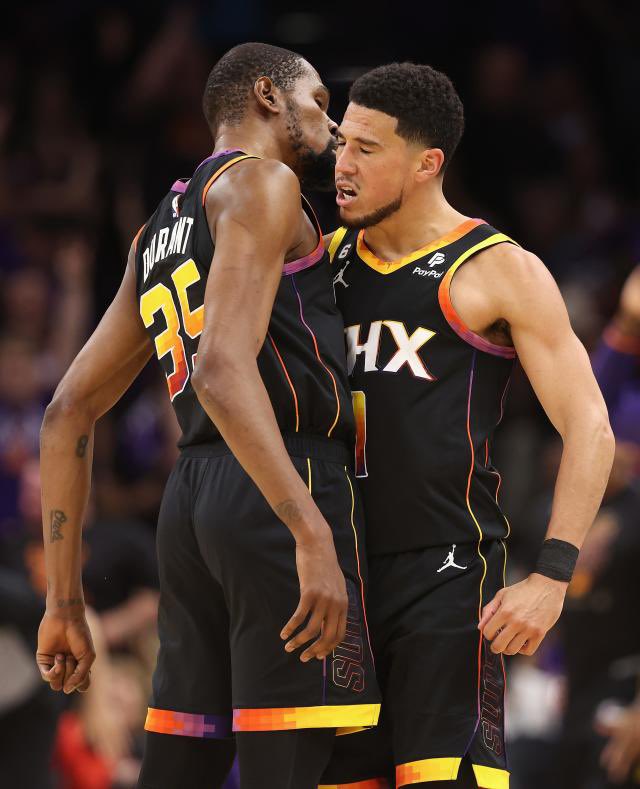 KhizHoop's tweet photo. Devin Booker is now listed at 6’9”

He experienced a 4/5 inch growth spurt this summer according to multiple sources 

😳😳 https://t.co/kS8RVylUtA