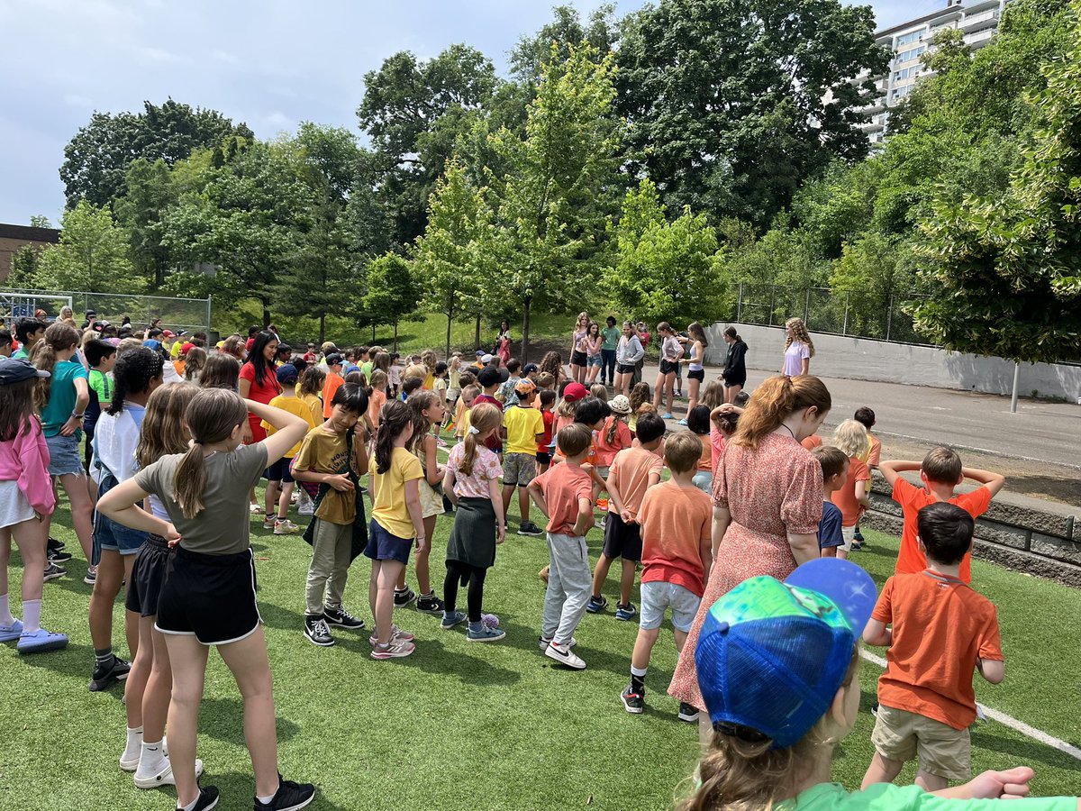 KSuvoda's tweet photo. The clouds parted and the sun โ๏ธ came out for the Keele St PS Inclusion Parade ๐๐ณ๏ธโ๐ @TdsbKeele @tdsb_keele @DebbieDonsky #tdsbpride https://t.co/XrvgZcZSsi