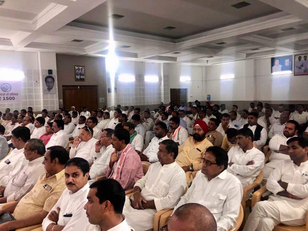 Gudiya_JH's tweet photo. आज भोपाल, मध्य प्रदेश में श्री राजेश लिलोठिया जी चेयरमैन अनुसूचित जाति विभाग अखिल भारतीय कांग्रेस कमेटी ने श्री के राजू जी, कमलनाथ जी और जेपी अग्रवाल जी के साथ ‘एल.डी.एम बैठक’ में भाग लिया |@RajeshLilothia @Ku26947552Kedar @ https://t.co/NOVDXuGmHp