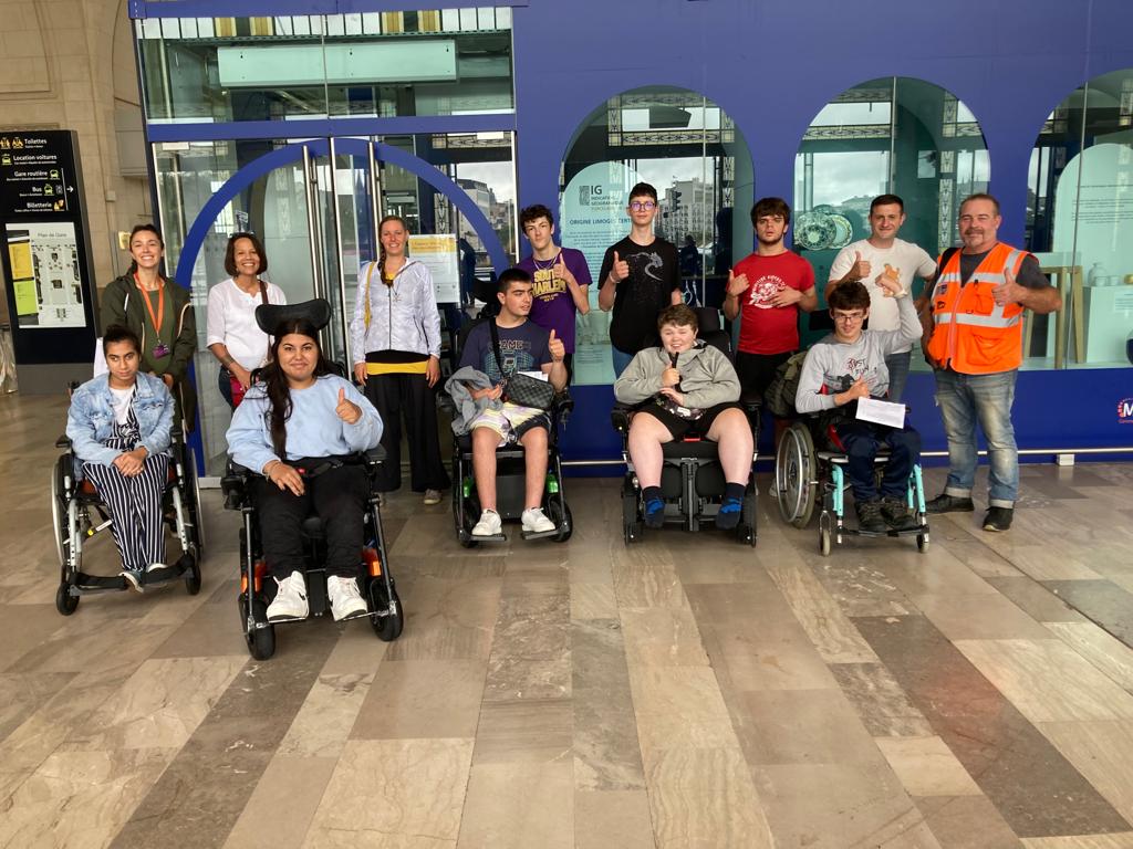 sncfrse's tweet photo. RSE, SNCF Nouvelle-Aquitaine s’engage…

SNCF Nouvelle-Aquitaine s’implique aux côtés de l’APF France handicap 87 Limoges pour soutenir les jeunes dans leur insertion socio-professionnelle. https://t.co/dqEptkHIij