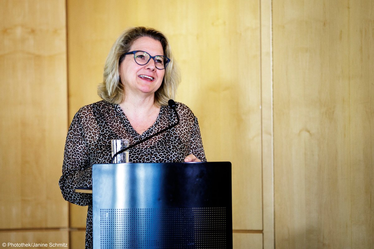 BMZ_Bund's tweet photo. Wie können wir klimabedingte Verluste und Schäden abwenden, reduzieren und bewältigen? Dazu diskutierten heute Entwicklungsministerin @SvenjaSchulze68, @PIK_Klima-Direktor @jrockstrom, 🇲🇻 Staatsministerin für Umwelt &amp; #Klimawandel Khadeeja Naseem und weitere Panelist*innen. 1/2 https://t.co/u2WhB1fcFa