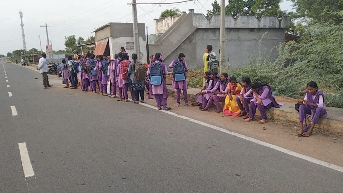 tejanihanth's tweet photo. నెల్లూరు జిల్లా వరికుంటపాడులో బస్సు కోసం నిరీక్షిస్తున్న విద్యార్థులు.విద్యార్థులకోసం నడుపుతున్న స్పెషల్ బస్సుని నిలిపివేసిన ఆర్టీసీ అధికారులు.ఆరు దాటినా కనిపించని  ఆర్టీసీ బస్సు.నాలుగు గంటల నుండి రోడ్డుపై నిరీక్షిస్తున్న విద్యార్థులు. https://t.co/l8Jj8zO52w