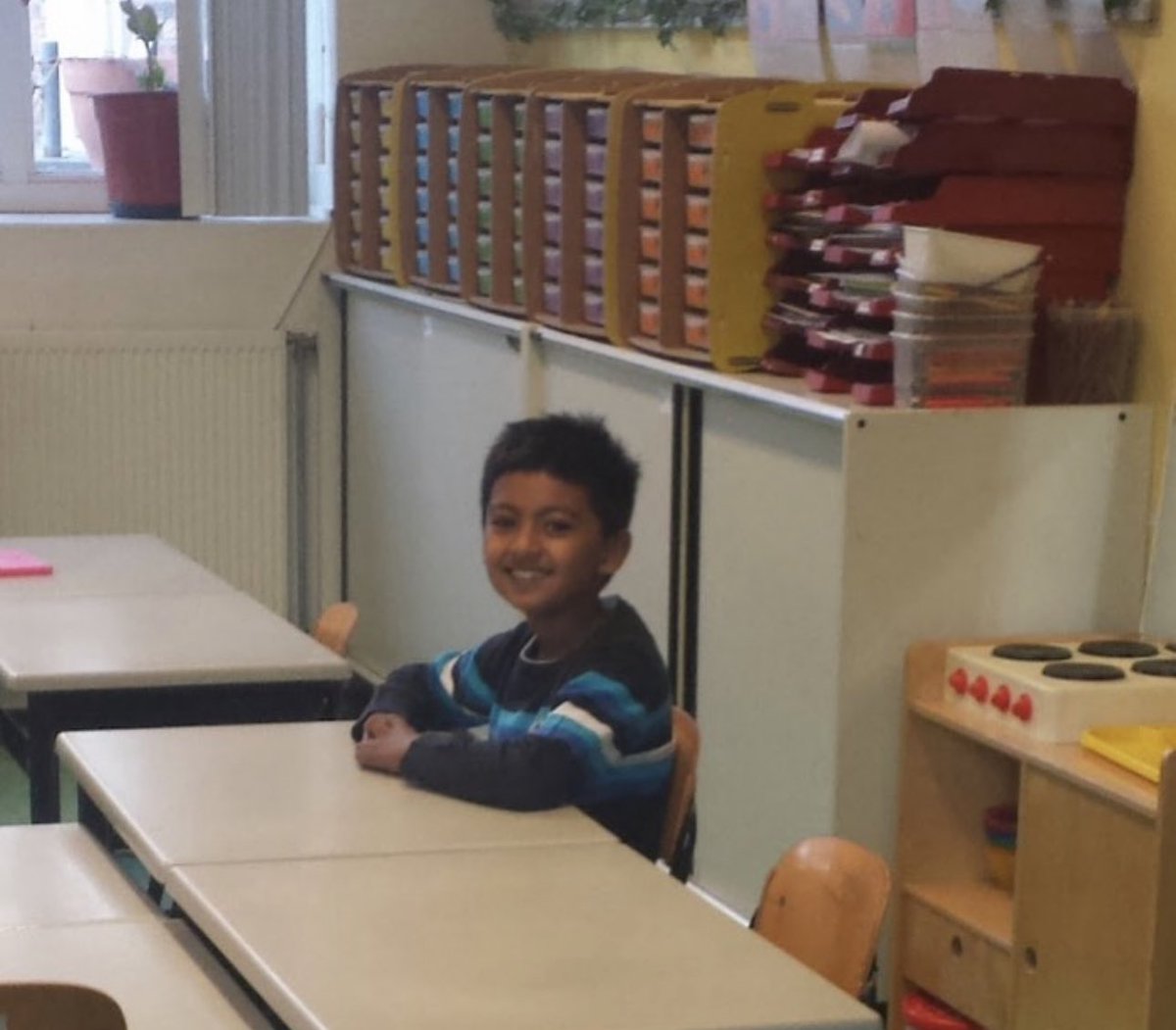 Sjenettt's tweet image. Super trots op mijn zoon! Hij is #geslaagd voor het VMBO! Morgen de diplomauitreiking.  Time flies. Ik kan me de eerste dag in groep 3 nog herinneren toen hij mij vertelde dat hij de minister president wilde worden als hij groot was. En nu is hij echt al groot 🫶🏽