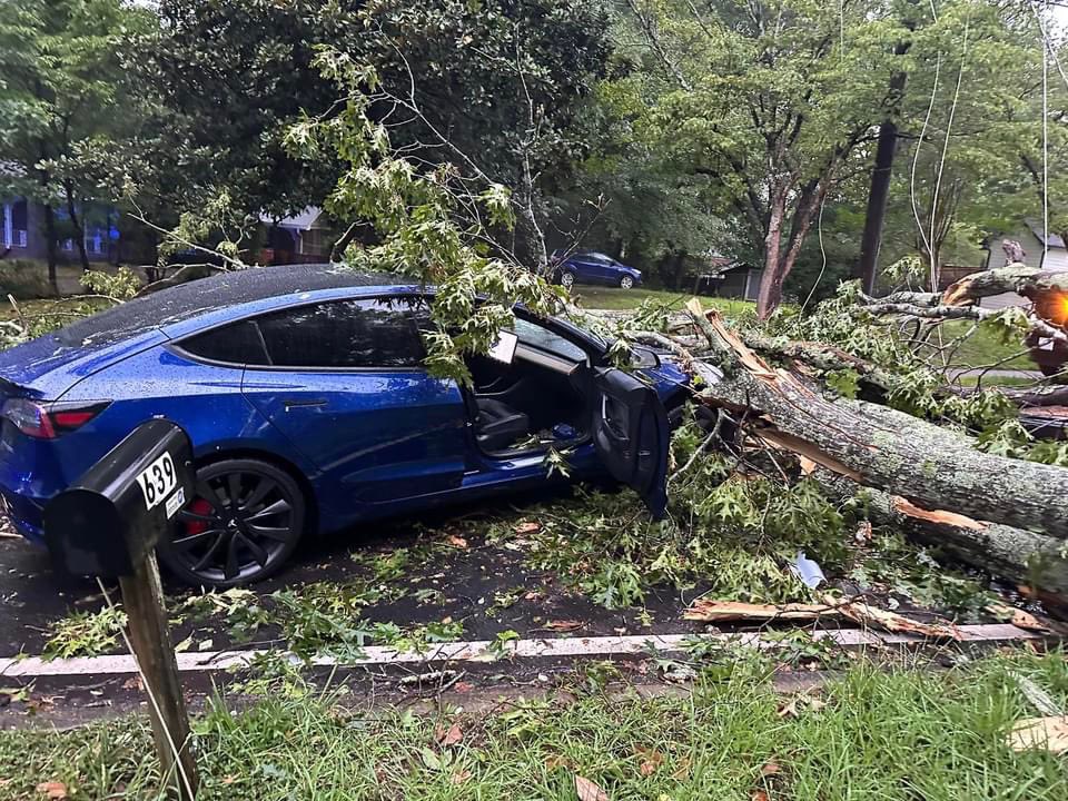 @Tesla saves lives! This driver came out without a scratch on his body. An oak tree fell on his Tesla while he was driving yesterday. What an amazing vehicle! It’s obvious that safety is Teslas number one priority! @elonmusk