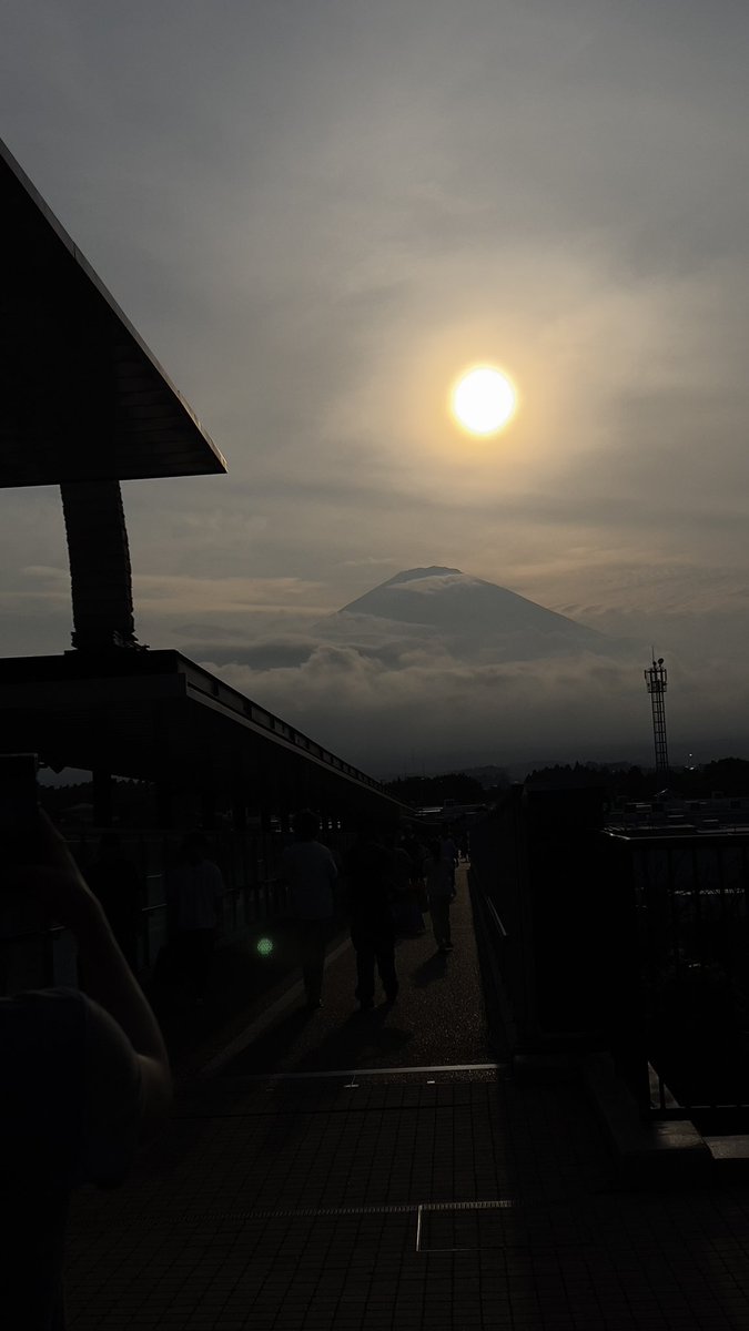 ご連絡遅くなってすみません！！！！

ばたばたしてたもので
ご報告が遅くなりました！！

卒業はしましたが、新しく新橋店で店長をさせていただく事となりました。

挨拶が遅くなり申し訳ございません🥲🥲🥲🥲

今後共、新橋店をどうぞ宜しくお願いします！

富士山の景色を添えて。