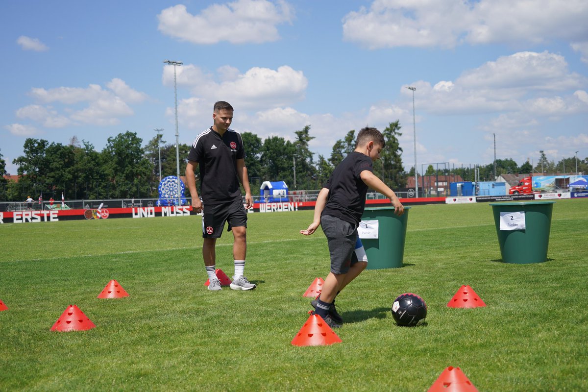 Ein großer Tag für alle Nachwuchsclubberer!🫶 Beim Community-Kids-Day konnten rund 500 Kinder an Fußball-Turnieren teilnehmen und Fotos mit den Club-Idolen schießen. Als Community-Partner waren wir natürlich auch mit einer coolen e-Sport-Station inkl. Skillparkour vor Ort.⚽️🎮