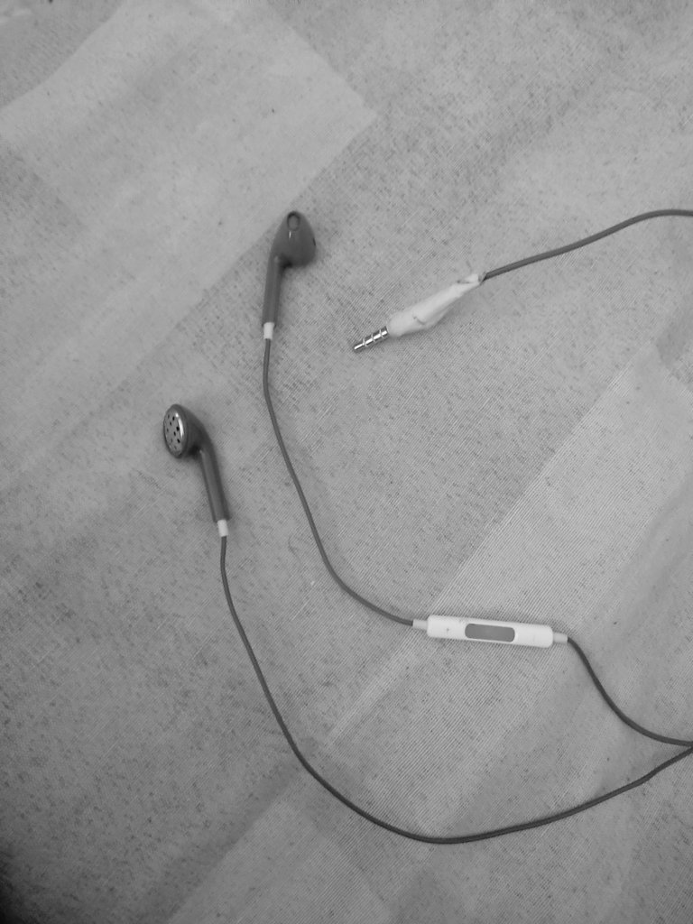 MegaChad6911's tweet photo. Cuffie Professionali 👻😍😍Professional headphones 🔥 https://t.co/NCWBb29xyW