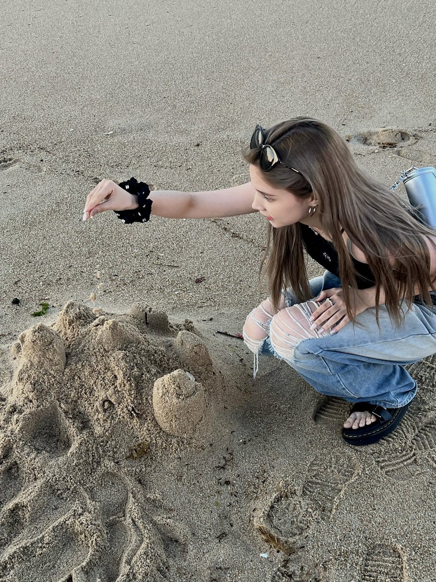 𝅄 ❦꯭ ˚🧺 sprinkle sprinkle! as this summer has come, i want to share the most wanted activities when everyone goes to the beach - and for me, it's all about playing with the sand! yippie! 🏖️⛅