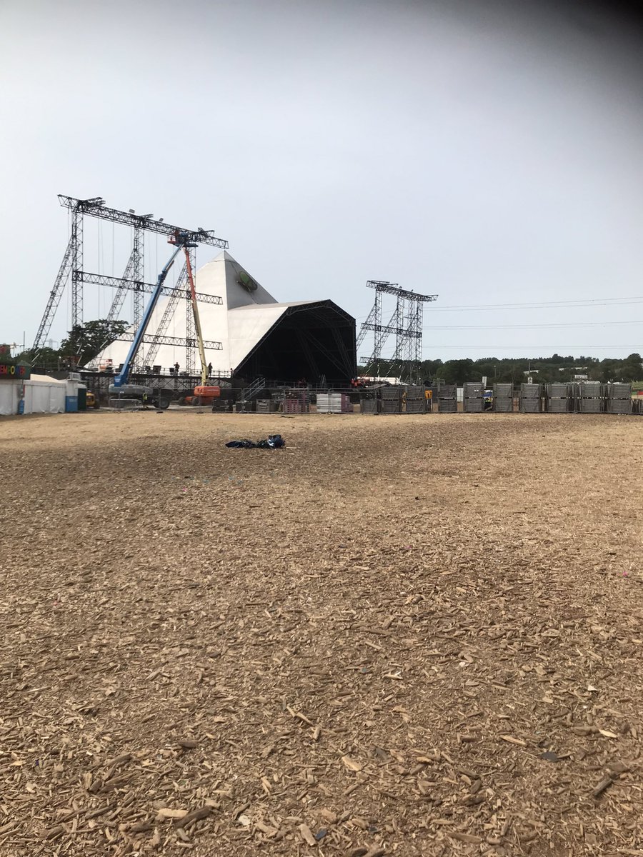 @simonharris_mbd Pyramid stage right now, look at all the rubbish