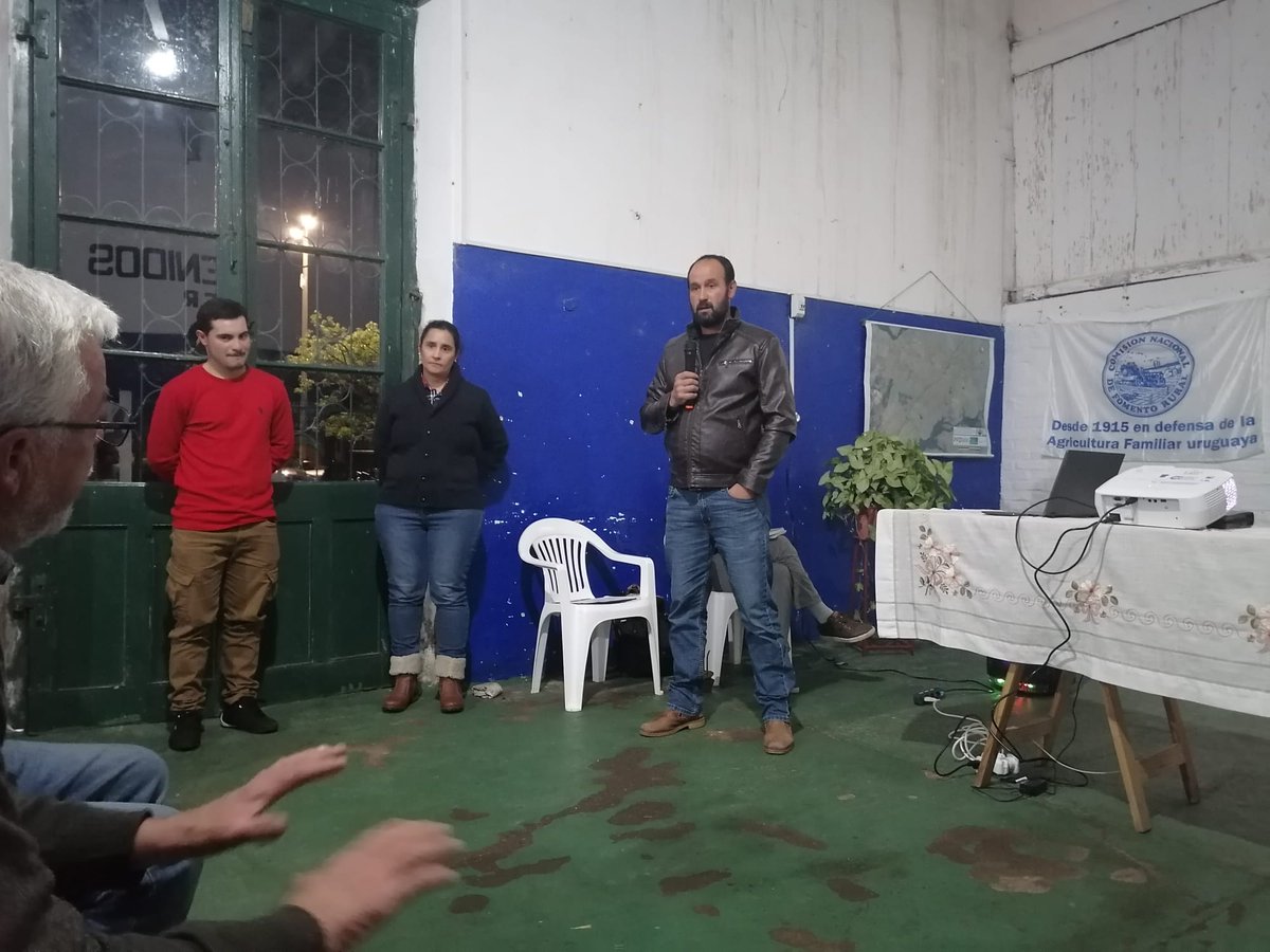 GFResiliente's tweet photo. A continuación, familias ganaderas de la #SFRPuebloLavalleja y la #SFRColoniaArtigas, junto a los técnicos de campo Ings. Agrs. Paula Nava y Richard Costa, expusieron sus experiencias en la implementación de buenas prácticas ganaderas para afrontar la sequía en sus predios. https://t.co/jQofH9JXgz
