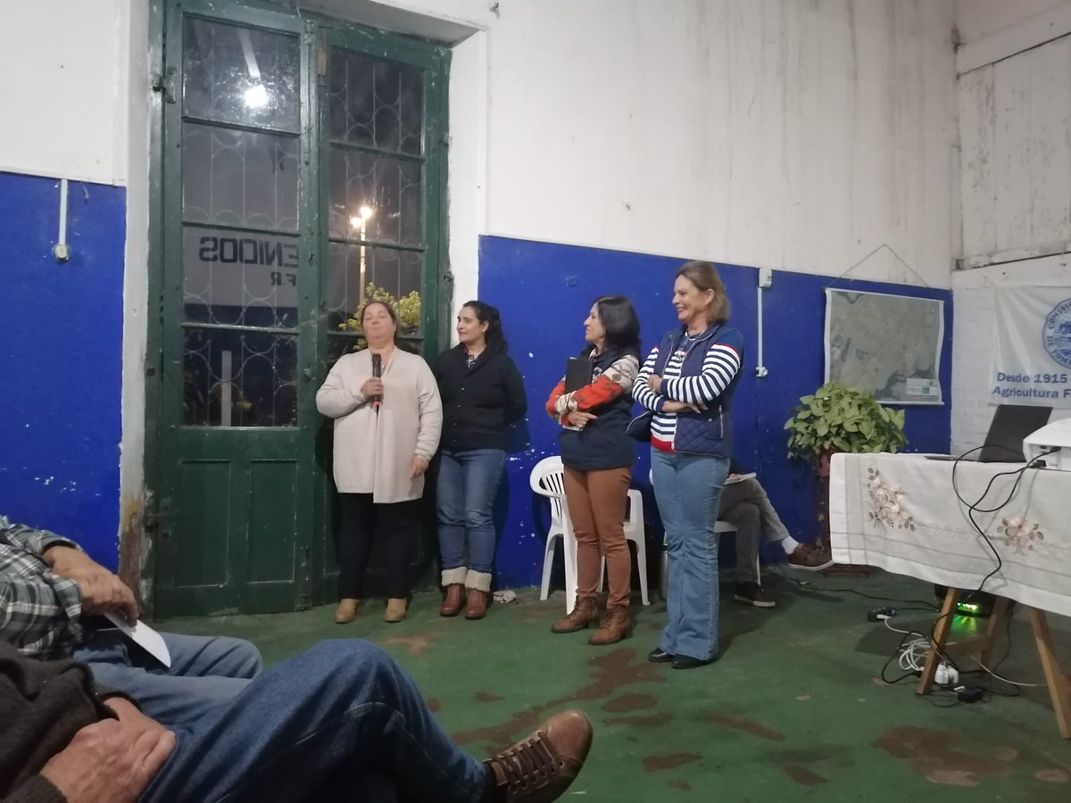 GFResiliente's tweet photo. A continuación, familias ganaderas de la #SFRPuebloLavalleja y la #SFRColoniaArtigas, junto a los técnicos de campo Ings. Agrs. Paula Nava y Richard Costa, expusieron sus experiencias en la implementación de buenas prácticas ganaderas para afrontar la sequía en sus predios. https://t.co/jQofH9JXgz