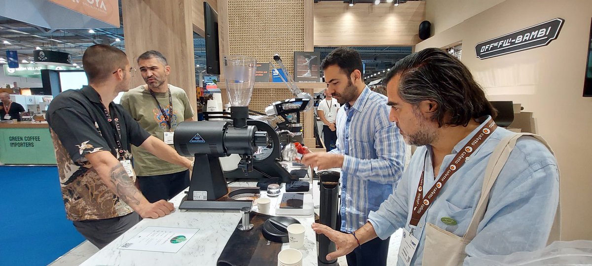 ProEcuador_'s tweet photo. El café de especialidad de distintos orígenes de🇪🇨 fue el protagonista de las catas desarrolladas por las empresas ecuatorianas que participaron con #il5elemento y Accademia del Caffè Espresso en el #WorldOfCoffee Atenas📍, uno de los eventos más importantes de la industria de☕️ https://t.co/eOBufC3PAr