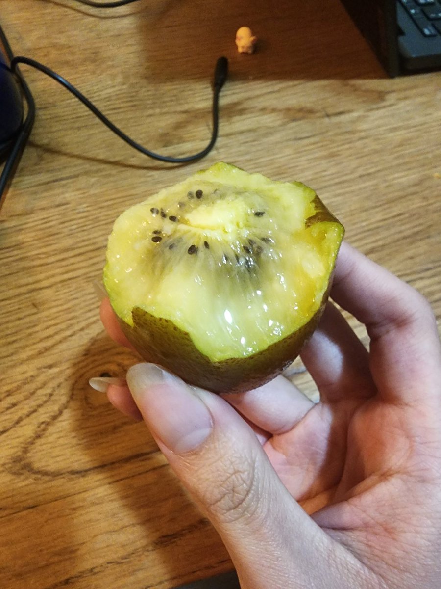 if you dont eat kiwis with the skin on i respect your desicion, just dont come at me for my objectively healthier life choices
