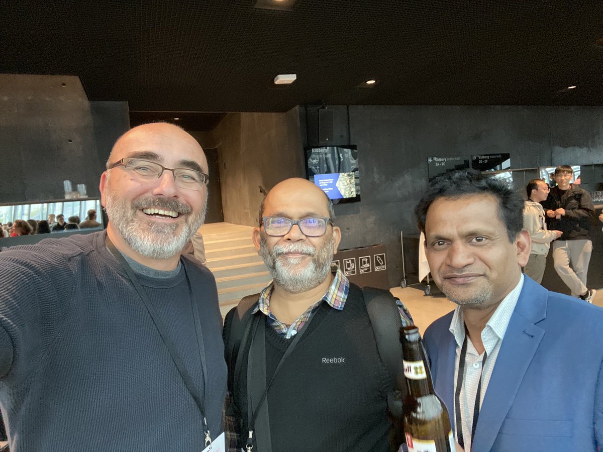 Selfie with one of my gel heroes Partho Dastidar and ⁦<a href="/KKDamodaran123/">Krishna Damodaran</a>⁩ who has organised an amazing ⁦<a href="/ISMSC2023/">ISMSC2023</a>⁩