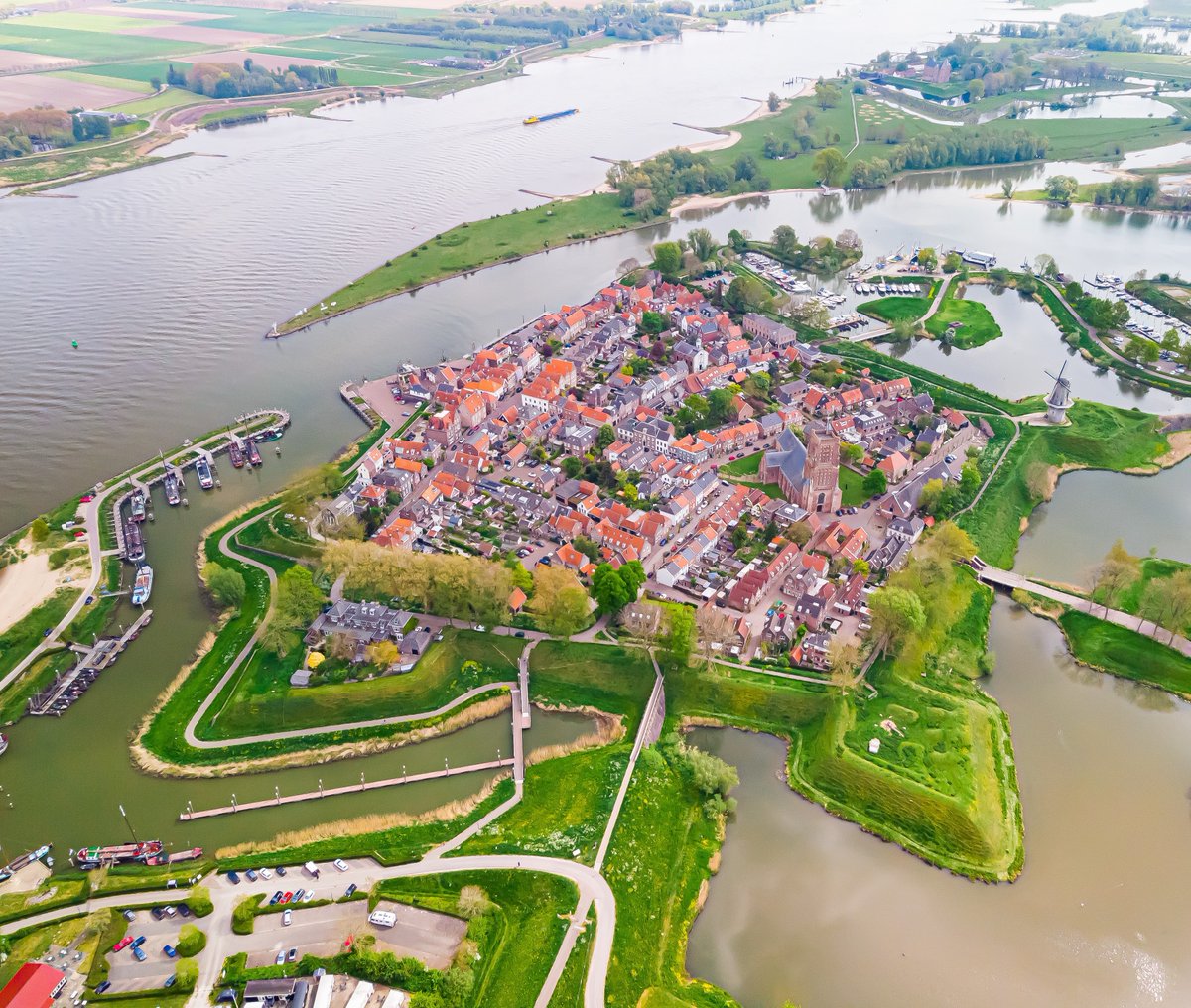 Woudrichem is een leuke stad om even doorheen te struinen óf wat langer te verblijven. Wil je weten wat er nog meer te beleven is? 👉🏻 biesboschlinie.com/dagje-woudrich… 

#biesboschlinie #vestingstad #tips #woudrichem