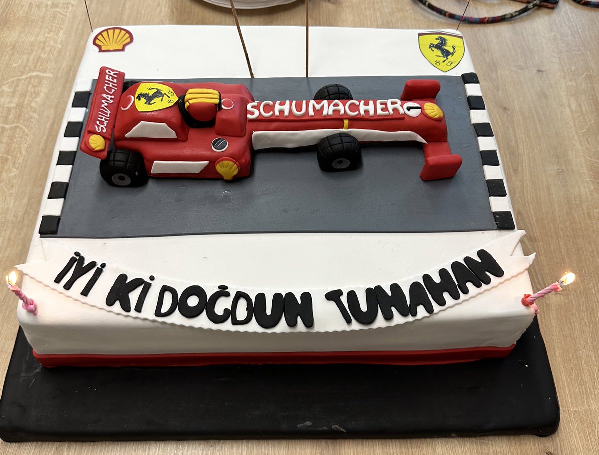 Ferrari ve Schumacher ile @GamingGenTR ekibim sağolsun, doğum günümü kutladık ❤️ Umarım bu yıl Schumi’nin Ferrari ile şampiyonluk yılları gibi geçer 🥲
#essereferrari