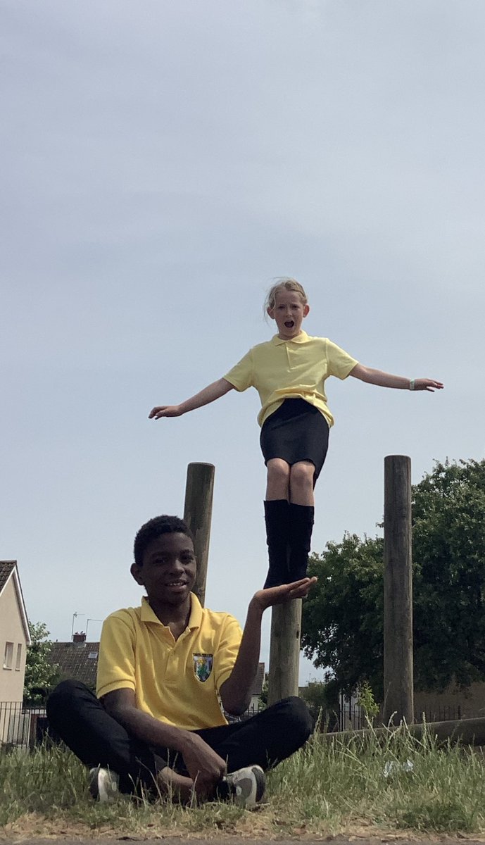 MrJonesPYP's tweet photo. Ychydig o luniau o’r sesiwn ffotograffiaeth prynhawn ‘ma, yn edrych ar driciau yn ymwneud â safbwynt. #SkyArtsWeek https://t.co/rjHMNKXB1X