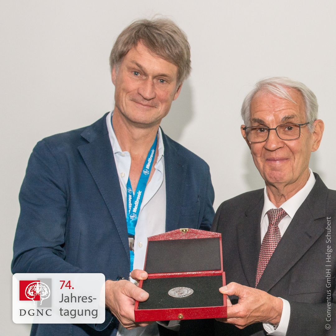 🤝 Wir gratulieren Prof. Josef Zentner (Freiburg im Breisgau) zur Auszeichnung mit der Otfrid-Foerster-Medaille. Herzlichen Glückwunsch! 💐🏅
#DGNC #neurosurgery #neurochirurgie #neuroscience #neurologie #neurology #science #wissenschaft #forschung